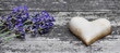 Steinherz mit Lavendel auf Holz