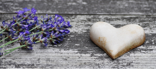 Foto: Steinherz mit Lavendel auf Holz Steinherz mit Lavendel auf Holz
