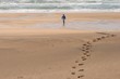 Foto: Fußspuren im Sand und Person am Sandstrand in Island Fußspuren im Sand und Person am Sandstrand in Island