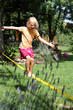 Kind mit Slackline