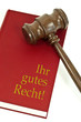 Richterhammer aus Holz mit Buch