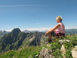 Junge Frau betrachtet Bergpanorama