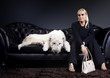 junge Frau mit Hund auf Ledersofa
