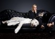 Foto: junge Frau mit Hund liest Buch junge Frau mit Hund liest Buch