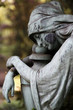 Statue einer trauernden Frau