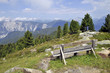 Bank mit Ausblick im Gebirge