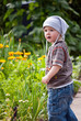 Foto: Kleiner Junge Spielt im Garten Kleiner Junge Spielt im Garten