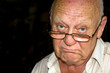 Grossvater mit traurigem Blick