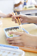 お弁当を食べる手