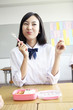 お弁当を食べる女子高校生