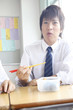 お弁当を食べる男子高校生