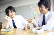 お弁当を食べる男子高校生