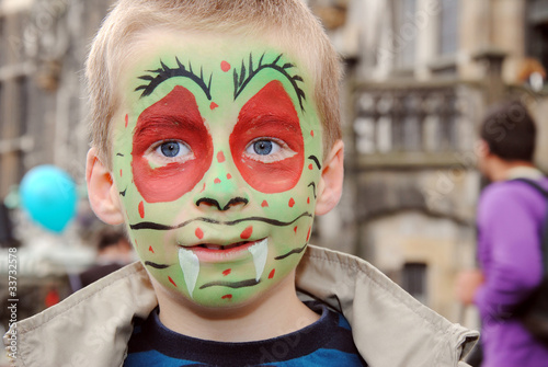 Foto: Junge mit Kinderschminke Junge mit Kinderschminke