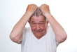 Senior rauft sich die Haare