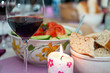 Griechischer Krautsalat mit Fladenbrot und Rotwein