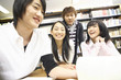 図書室で勉強する学生達