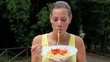 Frau isst Spaghetti Frau isst Spaghetti