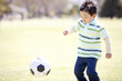 サッカーをする男の子 サッカーをする男の子