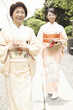 出掛ける和服女性2人
