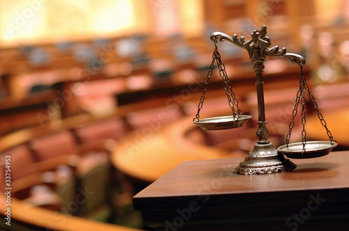Foto: Decorative Scales of Justice in the Courtroom Decorative Scales of Justice in the Courtroom