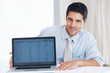 Foto: Business man presenting new laptop Business man presenting new laptop