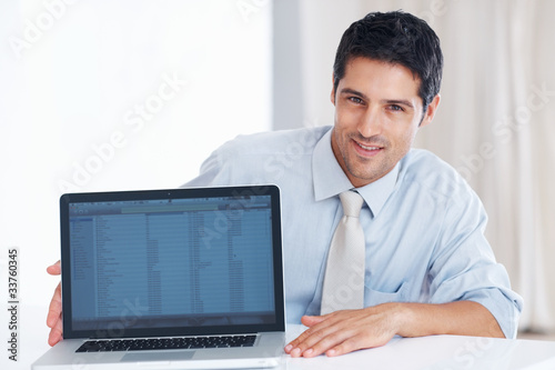 Photo : Business man presenting new laptop Business man presenting new laptop