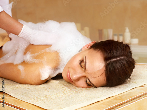 Foto: Massage of woman in beauty spa. Massage of woman in beauty spa.