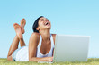 Foto: An excited young lady relaxed and using laptop - Copyspace An excited young lady relaxed and using laptop - Copyspace