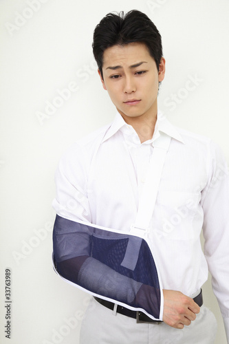 Photo: アームリーダーを施された男性患者 アームリーダーを施された男性患者