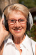 femme sénior écoutant de la musique