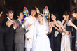 友人に祝福される新郎・新婦