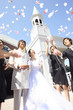 フラワーシャワーの祝福を受ける新郎・新婦