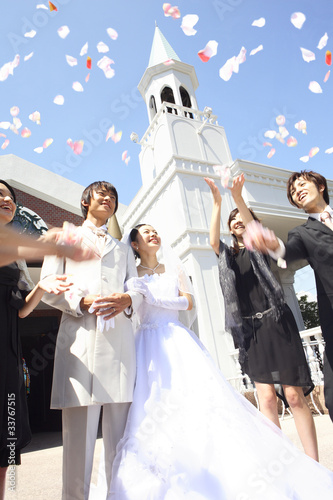 Photo: フラワーシャワーの祝福を受ける新郎・新婦 フラワーシャワーの祝福を受ける新郎・新婦
