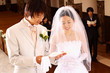 賛美歌を歌う新郎・新婦