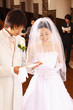 賛美歌を歌う新郎・新婦