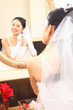 ピアスを耳につける新婦
