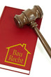 Buch mit Richterhammer aus Holz und Baurecht