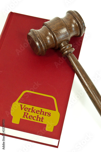 Foto: Buch mit Richterhammer aus Holz mit Verkehrsrecht Buch mit Richterhammer aus Holz mit Verkehrsrecht