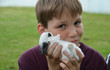 Foto: Junge mit Kaninchen Junge mit Kaninchen