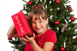 kleines mädchen voller freude aufs weihnachtsgeschenk kleines mädchen voller freude aufs weihnachtsgeschenk