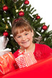 mädchen mit geschenken vor dem weihnachtsbaum mädchen mit geschenken vor dem weihnachtsbaum