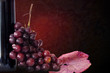 uvas con botella de vino y hoja de vid