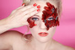 Photo: Beauty mit Federn am Auge und Finger blickt schön, quer Beauty mit Federn am Auge und Finger blickt schön, quer