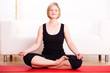 junge Frau beim Yoga zu Hause