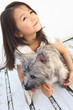 女の子と犬