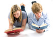 junges Paar liest Bücher