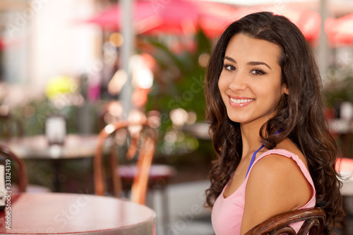 Foto: Pretty Girl in an Outdoor Cafe Pretty Girl in an Outdoor Cafe