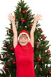 jubelndes mädchen vor dem weihnachtsbaum