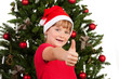 kleines weihnachtsmädchen zeigt daumen hoch kleines weihnachtsmädchen zeigt daumen hoch