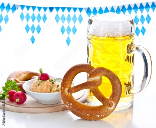 Foto: Bier mit Brezel und Obatzda Bier mit Brezel und Obatzda
